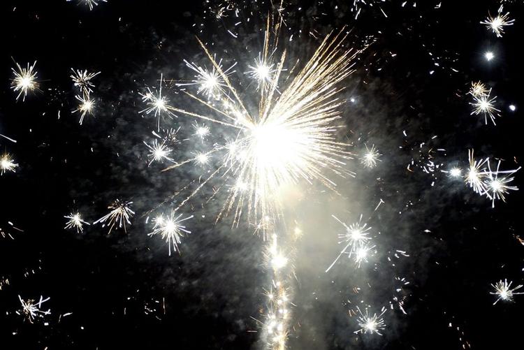 Efter Seest-katastrofen steg anmeldelserne af ulovligt fyrværkeri voldsomt. Men i år er der langt imellem anmeldelserne - muligvis på grund af nye regler. 