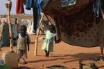 Det internationale samfund har ikke fået stor lejlighed til at hjælpe ofrene for konflikten i Darfur. Militser dræber fortsat løs, mens flygtninge samles i midlertidige lejre. 