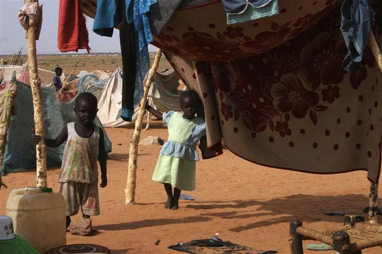 Det internationale samfund har ikke fået stor lejlighed til at hjælpe ofrene for konflikten i Darfur. Militser dræber fortsat løs, mens flygtninge samles i midlertidige lejre. 