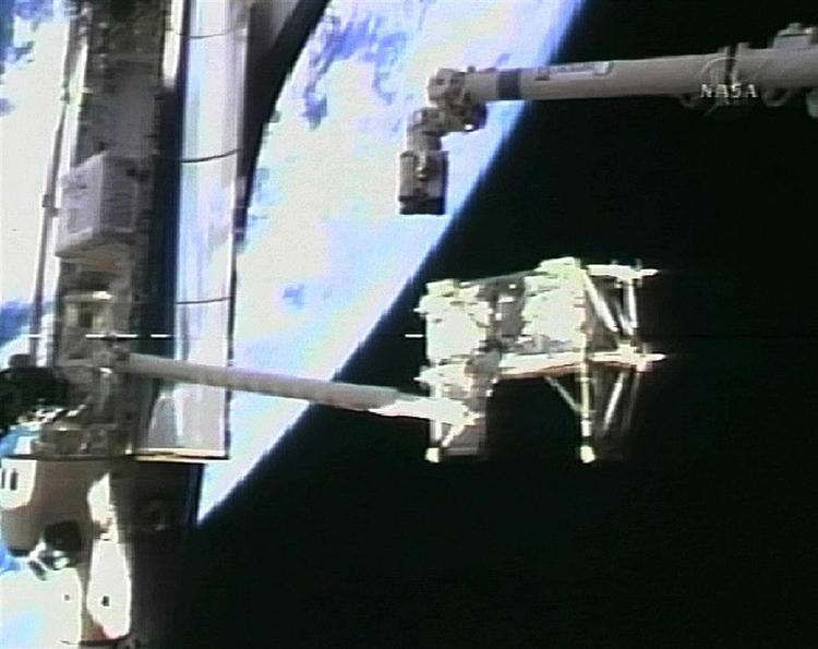 NASA-billeder fra sammenkoblingen af rumfærgen og rumstationen. 