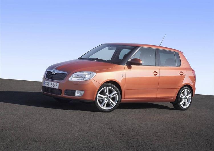Den nye Skoda Fabia har lånt stiltræk fra Roomster - især i fronten. Foto: Skoda 