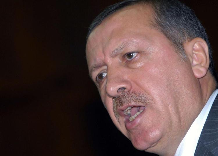 Den tyrkiske ministerpræsident Recep Tayyip Erdogan raser mod EU's beslutning om at fastfryse dele af Tyrkiets forhandlinger. 