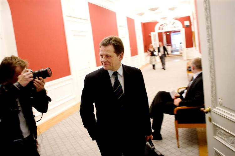 Statsminister Anders Fogh Rasmussen holder hånden over fødevareminister Lars Barfoed. 