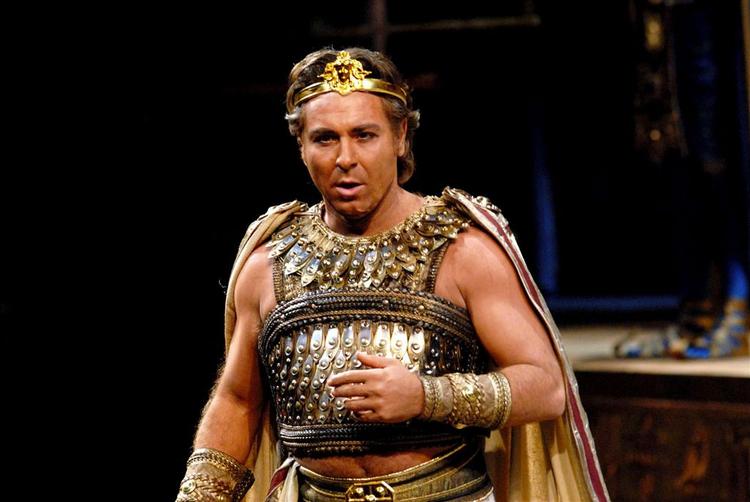 Den franske stjernetenor Roberto Alagna ses her under prøverne på 'Aida'. Tenoren blev buhet væk fra scenen i Milano. 