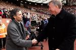 Ferguson (t.h.) og Manchester United er otte point foran Mourinhos Chelsea. 