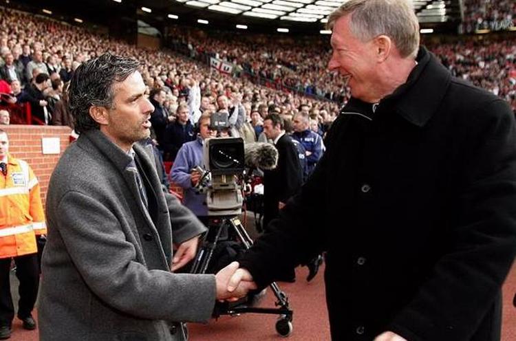 Ferguson (t.h.) og Manchester United er otte point foran Mourinhos Chelsea. 