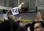 Iranske studerende demonstrerede i går mod den iranske præsident Mahmoud Ahmedinejad. Det er første gang, der har været en offentlig protest siden Ahmedinejad blev valgt. 