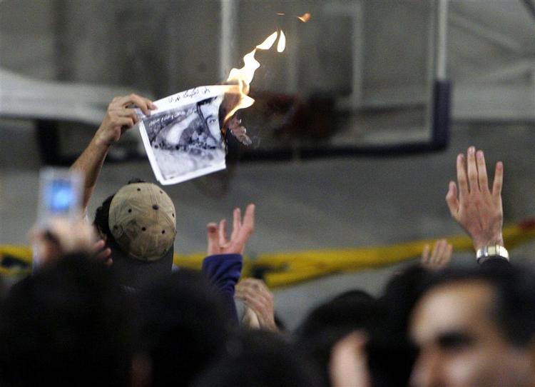 Iranske studerende demonstrerede i går mod den iranske præsident Mahmoud Ahmedinejad. Det er første gang, der har været en offentlig protest siden Ahmedinejad blev valgt. 