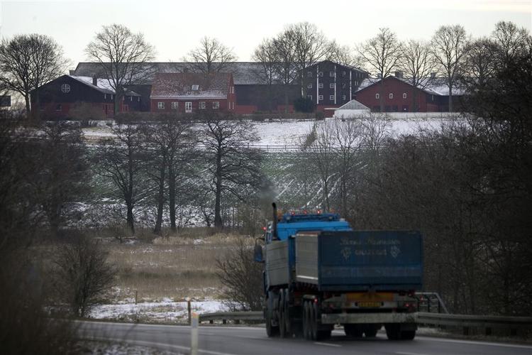 Esrumgård er beliggende 750 meter fra Esrum Sø. 