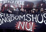 Det rydningstruede Ungdomshus ruster sig til en mulig konfrontation. 
