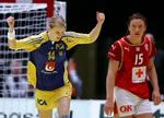Sveriges Sara Eriksson jubler og Danmarks Katrine Fruelund ser slukøret til. 