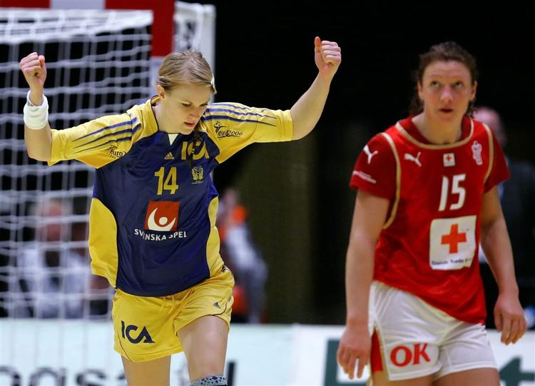 Sveriges Sara Eriksson jubler og Danmarks Katrine Fruelund ser slukøret til. 