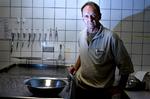 På sygehuset i Svendborg har overlæge Michael Hardt-Madsen, Patologisk Institut, ingen problemer med at få tilstrækkeligt manges tilladelse til at obducere. Foto: Lars Skaaning 