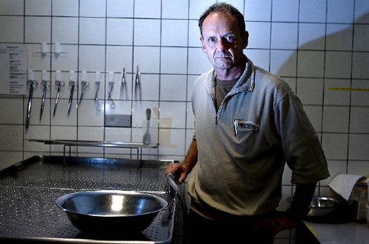 På sygehuset i Svendborg har overlæge Michael Hardt-Madsen, Patologisk Institut, ingen problemer med at få tilstrækkeligt manges tilladelse til at obducere. Foto: Lars Skaaning 