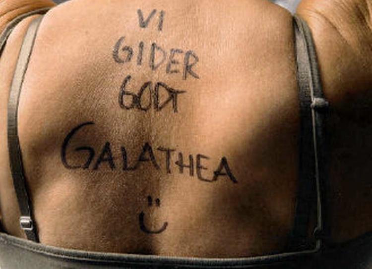 Snyd. Bogen På jordomrejse med Galathea 3 rapporterer om stort og småt og alt for meget privat sladder, der burde været blevet om bord. Foto fra bogen: Sanne Gram 