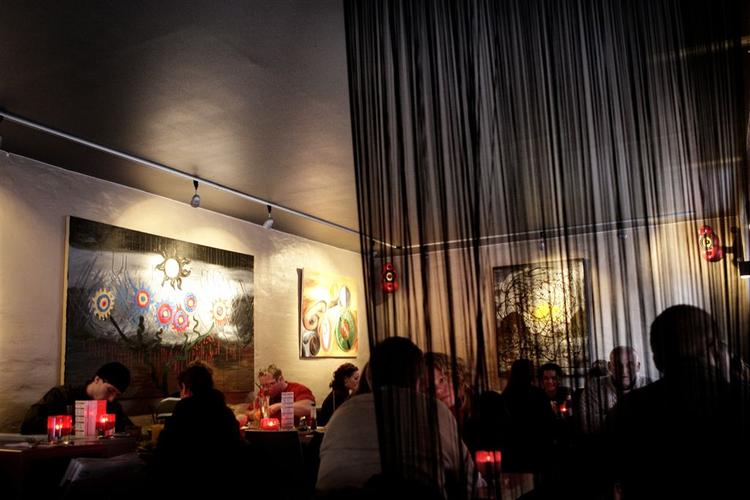 The american way. Der er amerikansk mad og kæmpesalater på Café Luna, hvor kokkens dressingtube sidder lige så løst som en seksløber i hånden på en skydegal cowboy.  Foto: Martin Bubandt Jensen 