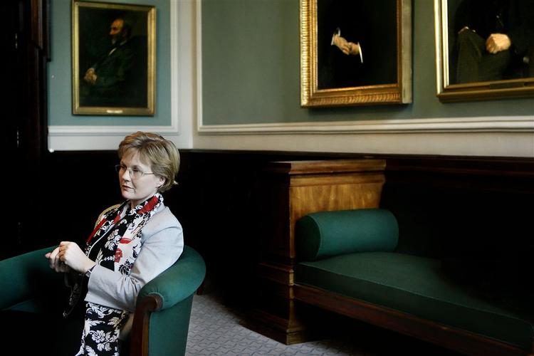 Integrationsminister Rikke Hvilshøj (V) fastholder, at starthjælpen er hensigtsmæssig trods kritik. 