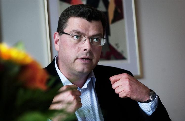 Socialdemokraten Mogens Jensen kalder kulturministerens reaktion for hysterisk. 