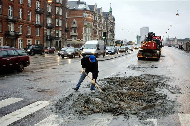 Uheldig chauffør spildte beton på Langebro. 