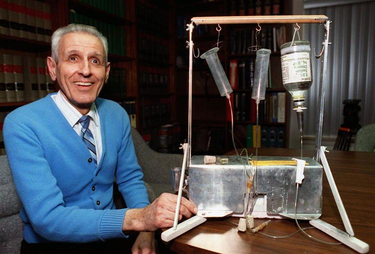 Den pensionerede læge Jack Kevorkian fotograferet med sin såkaldte 'dødsmaskine' i 1991. 
