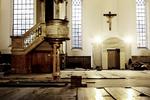 Hvide hvælvinger, prædikestol og et overdådigt orgel. Selv i byggerod er Vor Frelser Kirke imponerende. 