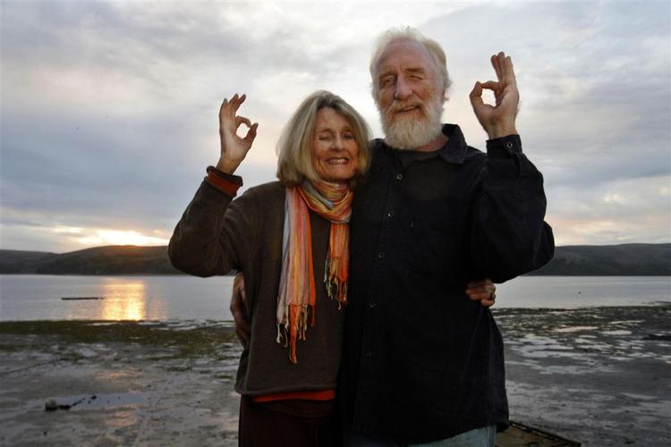 Initiativtagerne Donna Sheehan og Paul Reffell kaster her det hemmelige 'Global Orgasm'-håndtegn på stranden ved Tomales Bay tæt på San Fransisco. Her bor de to aktivister sammen i en husbåd. 