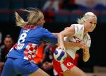Danmarks Trine Troelsen (th)  forsøger at komme forbi Kroatiens Anita Gace. 