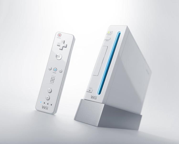 Wii er den mest familievenlige konsol nogensinde, bl.a. fordi spillene styres ved at svinge de to joysticks i luften, hvilket gør op med svære knapkombinationer og indforstået kunnen. 