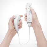 Hele magien bag Nintendo Wii grunder i disse to: Wii Remote (t.v.) og Nunchuck-controlleren. Begge har indbyggede sensorer, så Wii kan måle, hvordan man holder og svinger dem, mens Wii Remote også har indbygget rystefunktion og højttaler, så man både kan høre og mærke forskellen på at svinge controlleren som et sværd eller en golfkølle. 