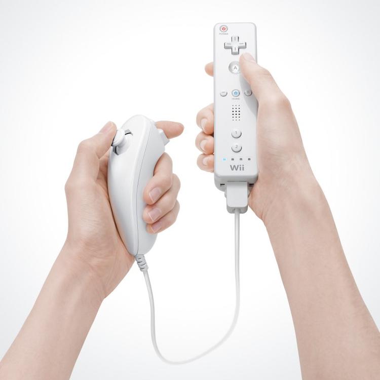 Hele magien bag Nintendo Wii grunder i disse to: Wii Remote (t.v.) og Nunchuck-controlleren. Begge har indbyggede sensorer, så Wii kan måle, hvordan man holder og svinger dem, mens Wii Remote også har indbygget rystefunktion og højttaler, så man både kan høre og mærke forskellen på at svinge controlleren som et sværd eller en golfkølle. 