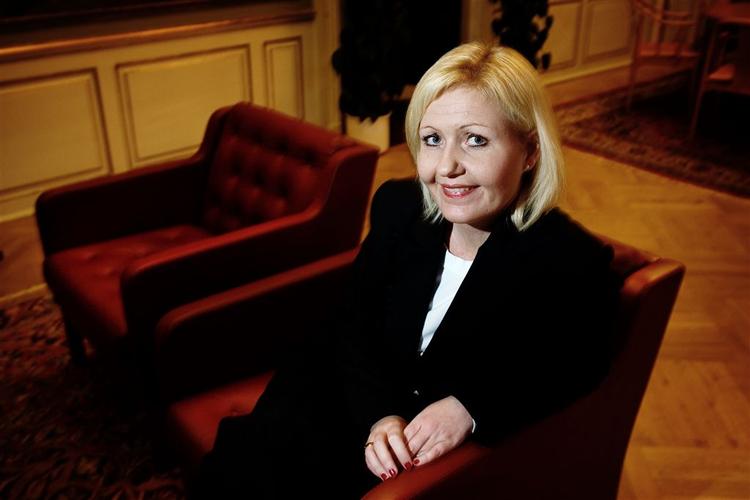 Den nye familie- og forbrugerminister understeger at hendes møbelfabrik indtil videre er frifundet for piratkopiering. 