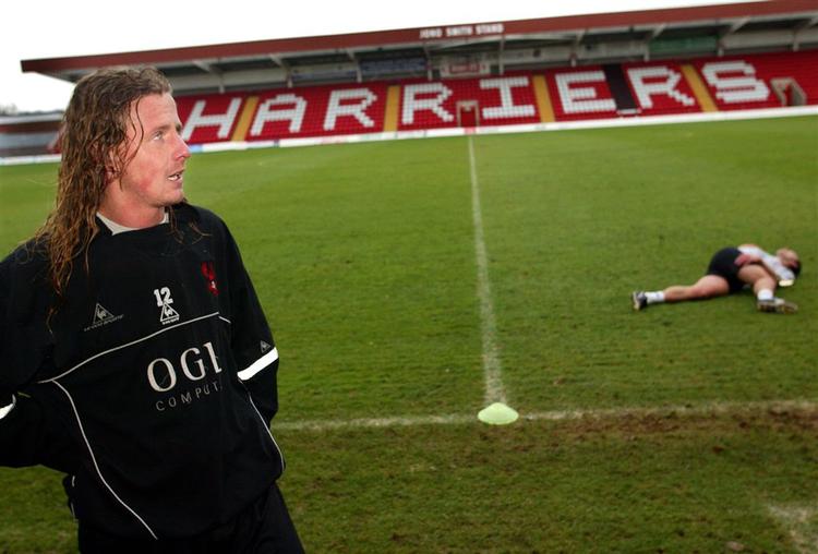 Bo Henriksen var først udlejet senere på kontrakt i engelske Kidderminster, som han scorede 30 mål i 84 kampe for. 