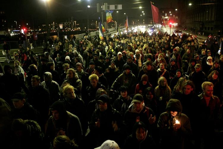 Torsdag demonstrerede flere tusinde mennesker fredeligt for Ungdomshuset. 
