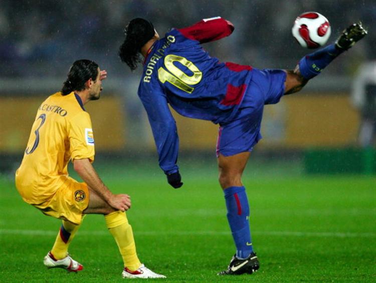 Den boldtryllende Ronaldinho(th.) som formentlig vil være blandt de Champions League stjerner UEFA vil præsentere i et nyt tv-program for de unge, for at skærpe deres interesse for fodbold. 