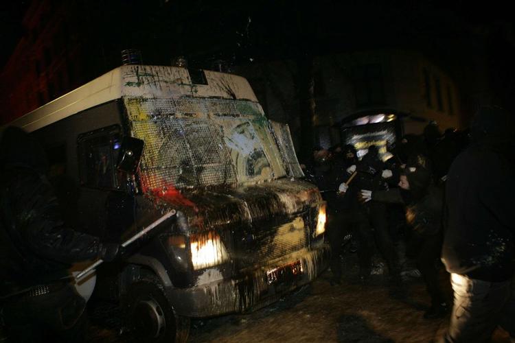 Demonstranterne har angrebet politiets mandskabsvogne med maling, flasker og krafitge kanonslag. 