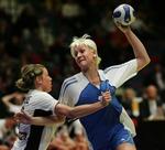Russeren Lyudmila Bodnieva, til højre, scorer i kamp med Tysklands Nadine Krause i semifinalopgøret som Rusland vandt 33-29. 