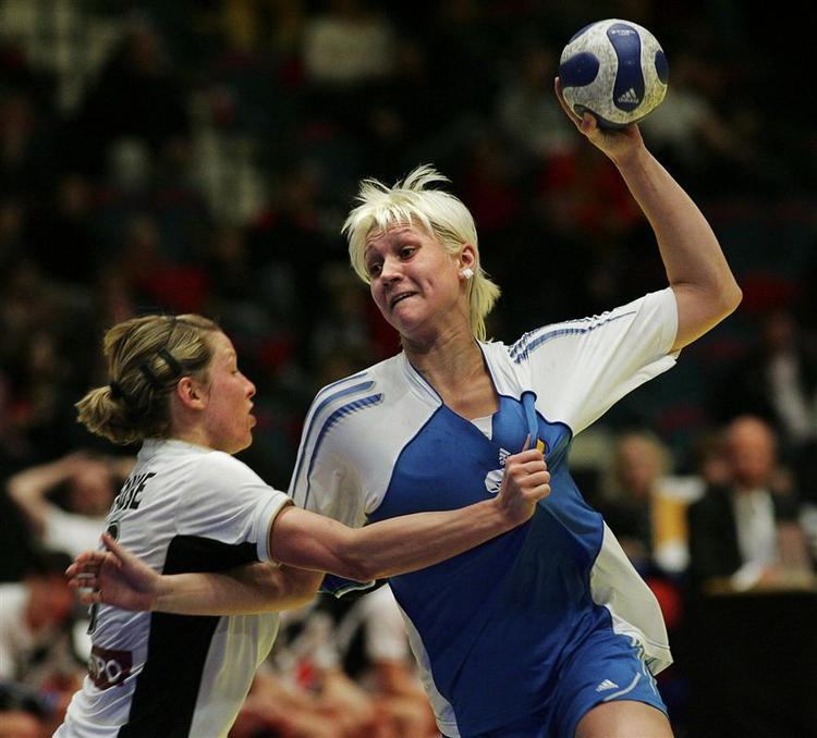 Russeren Lyudmila Bodnieva, til højre, scorer i kamp med Tysklands Nadine Krause i semifinalopgøret som Rusland vandt 33-29. 