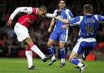 Arsenals Gilberto scorer det udlignende mål i kampen mod Portsmouth. 