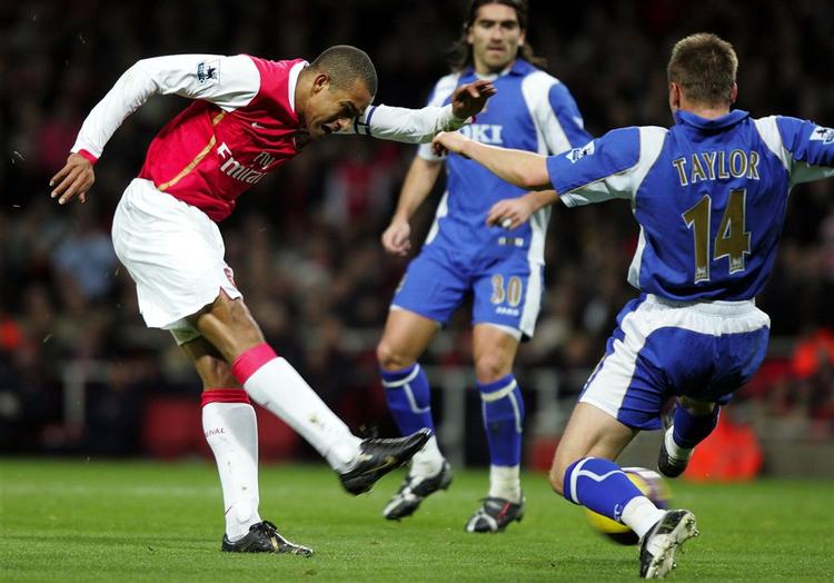 Arsenals Gilberto scorer det udlignende mål i kampen mod Portsmouth. 