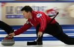 Schweiz' skipper, Andreas Schwaller, sender en sten af sted i EM-finalen mod Skotland. 