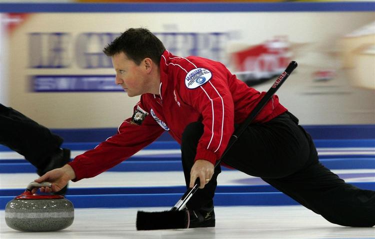 Schweiz' skipper, Andreas Schwaller, sender en sten af sted i EM-finalen mod Skotland. 