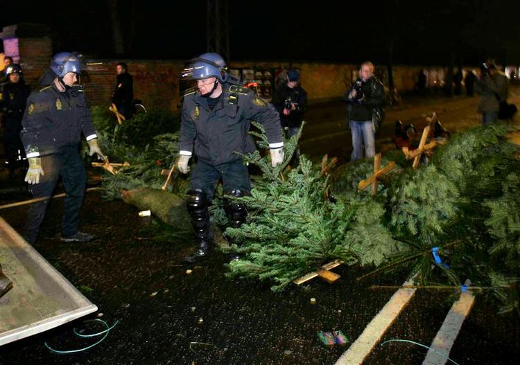 Beboerne på Nørrebro tager afstand fra, at unge demonstranter smadrer biler og butikker i bydelen. 