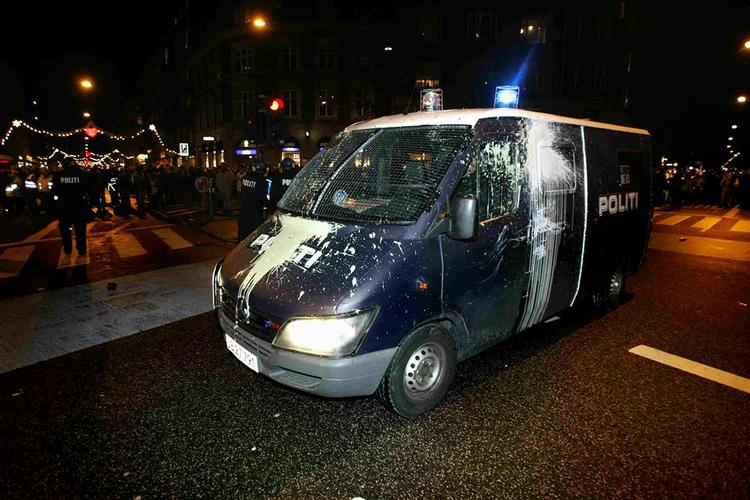 Efter konflikten på Nørrebro løb ud på bydelens gader vil naboerne til Ungdomshuset have politikerne på banen. 