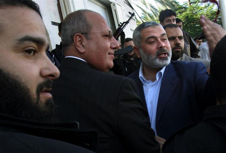 Premierminister Ismail Haniyeh fra de palæstinensiske selvstyreområder afviser præsident Mahmoud Abbas tale, hvor han udskriver nyvalg. 