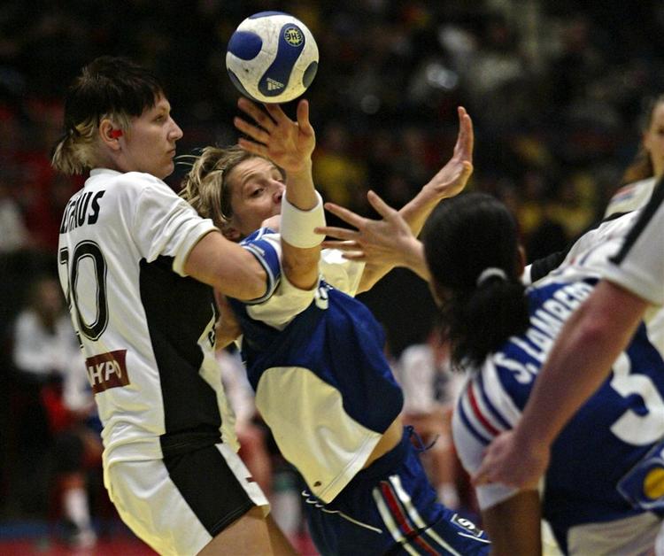 Frankrigs Veronique Pecqueux Rolland, i midten, tackles af tyske Anja Althaus i bronze-kampen 