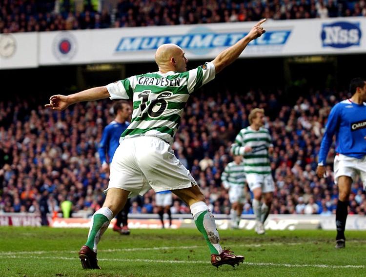 Celtic's Thomas Gravesen jubler over sin 1-0 scoring i lokalderbyet mod Glasgow Rangers. 