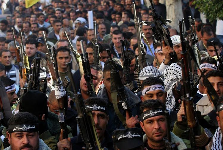 Militante palæstinensere fra al-Aqsa Martyrernes Brigade demonstrerer til fordel for præsident Abbas. 