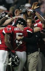 Morten Andersen omringes af holdkammeraterne efter den rekordgivende scoring. 