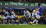 Everton's Mikel Arteta, til højre, scorer på straffe mod Chelsea. 