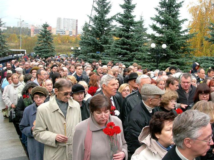 Russiske journalister mindedes i dag deres dræbte kollegaer. Heriblandt journalisten Anna Politkovskaya, som blev dræbt tidligere i år. Billedet er fra hendes begravelse, som fandt sted den 10 oktober i Moskva. 